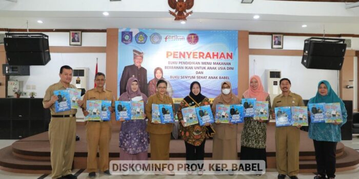 Bunda Paud Kep. Babel Sri Utami Serahkan Buku Menu Makanan Berbahan Ikan dan Buku Senyum Sehat Anak Babel