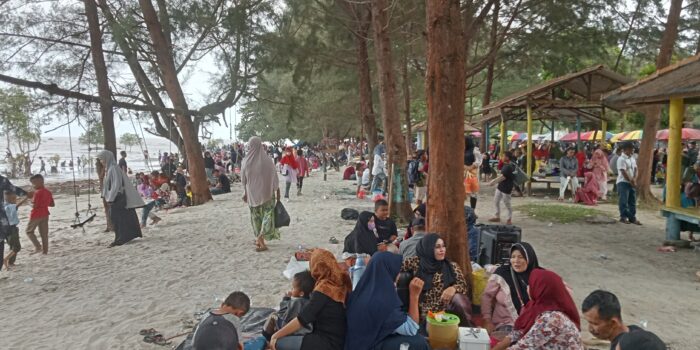 Momen Tahun Baru 2023, Pengunjung Serbu Pantai Tapak Antu.