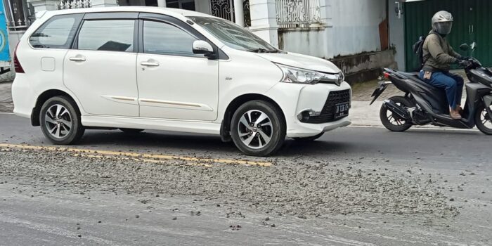 Mobil Readymix Tumpahkan Adukan Semen Beton di Jalan Simpang 4 Gabek