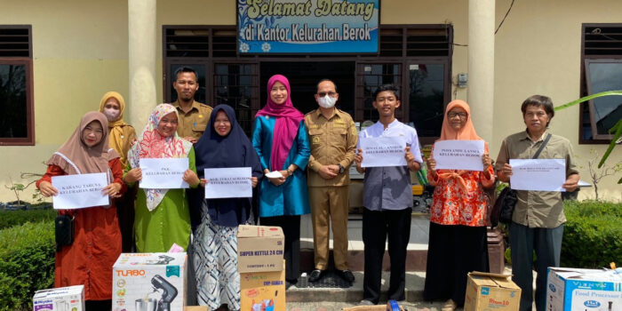 Memotivasi Masyarakat kelurahan Berok Algafry Serahkan Bantuan 