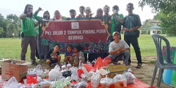 Bulan Suci Ramadhan, Ketua DPD APKLI Bersama PKL Jalur 2 Tampuk Pinang Pura Berbagi Takjil 
