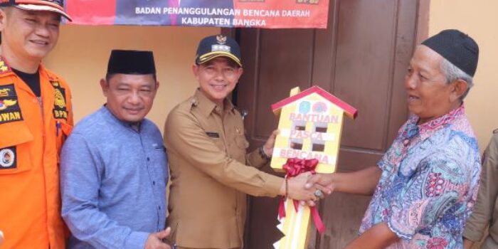 Bupati Bangka Serahkan Bantuan Untuk Korban Bencana Desa Sempan