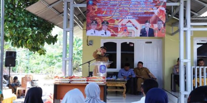 Bupati Bangka Serahkan Bantuan Terhadap Warga Pasca Kebakaran Rumah  