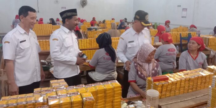 Melalui Dinas Sosial Kabupaten Tulungagung, Ratusan Buruh Pabrik Rokok Menerima BLT DBHCHT
