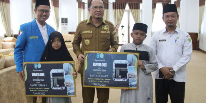 Bupati Bangka Tengah Berikan Hadiah Umrah kepada 2 Santri Terbaik