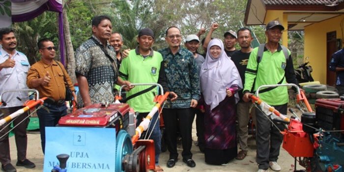 Tingkatkan Produktivitas Pertanian, Bupati Bateng Serahkan Bantuan ke Gapoktan 