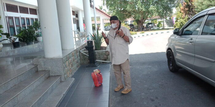 Suganda Pandapotan Diberhentikan, Hadi AMAK Ambur Beras Kunyit di Depan Kantor Gubernur