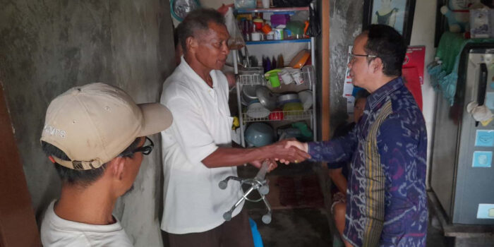 Bupati Algafri Beri Bantuan Sosial ke Warga Kecamatan Lubuk Besar 