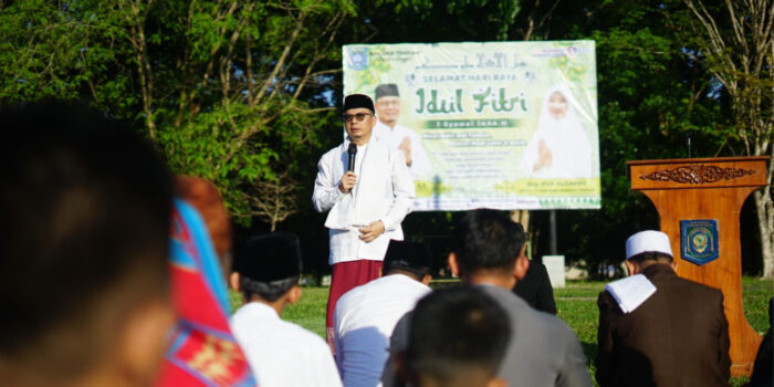 Warga Seputar Koba Sholat Idul Fitri 1444 H di Halaman Kantor Bupati Bangka Tengah