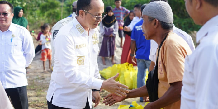 Bupati Bangka Tengah Salurkan Bantuan Korban Kebakaran di Dusun Tanjung Berikat