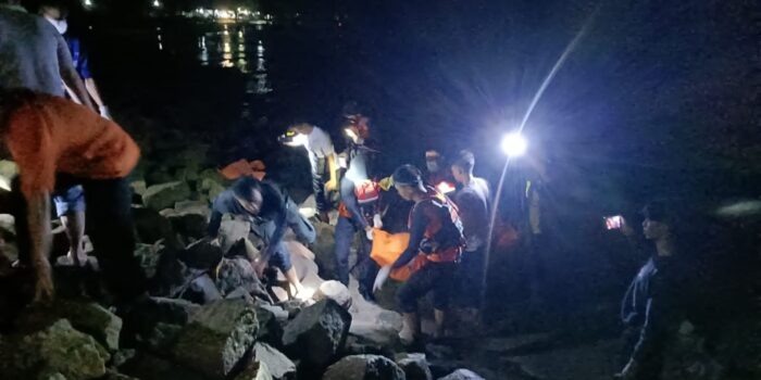 Sat Polairud Polres Bangka Barat Dan Tim Gabungan Evaluasi penemuan mayat di pantai Peltim Muntok