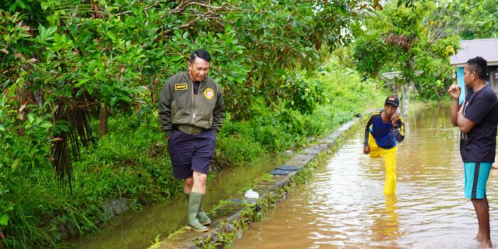 Usai Sholat Jum’at, Bupati Beltim Tinjau Lokasi Banjir