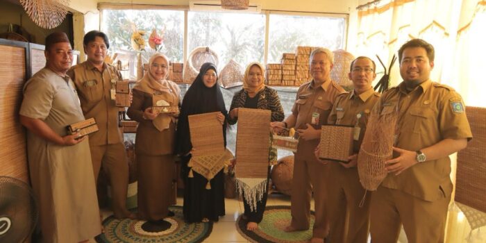 Pj Ketua Dekranasda Kunjungi Pengrajin Minta Brand Lidi Nipah Kep. Babel Segera Dipatenkan