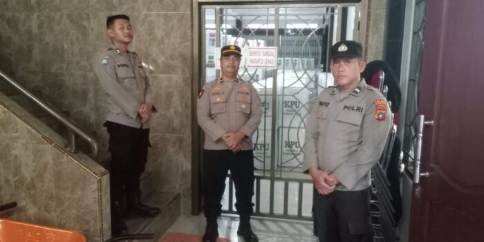 Anggota OMB Polres Bangka Barat Perketat Pengamanan Gudang Logistik Pemilu Bangka Barat