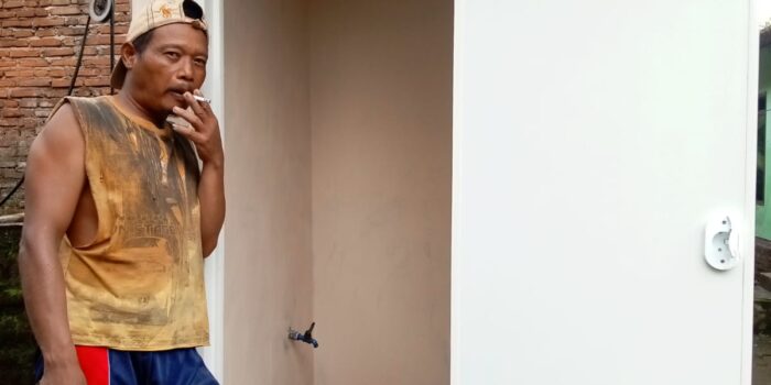 Perhatian Terhadap Masyarakat Tidak Mampu, Pemdes Babadan Berikan Bantuan Pembangunan Jamban Sehat