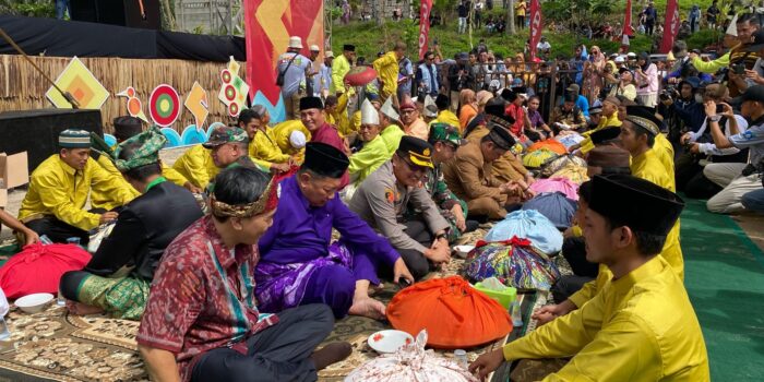 Polres Bangka Barat Kerahkan Puluhan Personil Amankan Pesta Adat Perang Ketupat