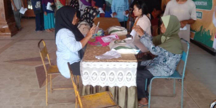 Sebanyak 598 KPM, Pemdes Gesikan Distribusikan Bansos Beras Secara Langsung