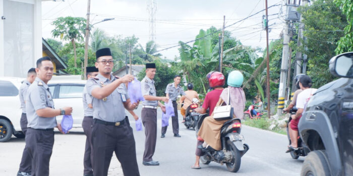 Peringati HBP ke- 60, Lapas Narkotika Kelas IIA Pangkalpinang  Bagikan Takjil 100 Paket Makanan