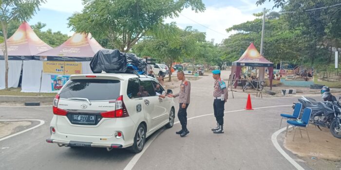Personil Pospam Ops Ketupat Menumbing lakukan Pengamanan di Pelabuhan Tanjung Kalian