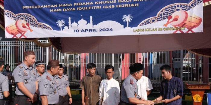 Momentum Idul Fitri 1445 H, Kakanwil Kemenkumham Babel Serahkan SK Remisi di Lapas IIB Sungailiat 