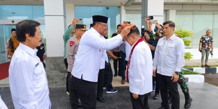 Pj Gubernur Sambut Kedatangan Ketua Umum PMI Jusuf Kalla ke Negeri Serumpun Sebalai 