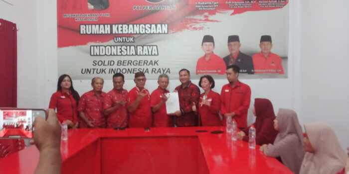 Adet Mastur Resmi Mendaftar di kantor DPC PDIP dan Demokrat Bateng Sebagai Calon Bupati 2024 -2029
