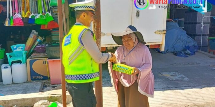 Jum’at Berkah, Satlantas Polres Aceh Barat Bagikan Nasi Kotak