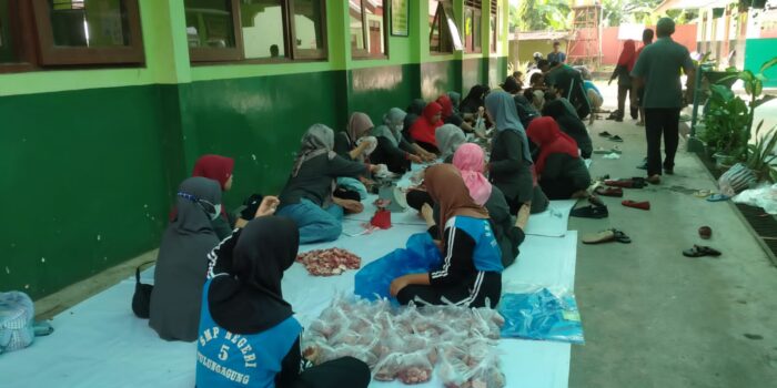 SMPN 5 Tulungagung Salurkan 350 Paket Daging Kurban