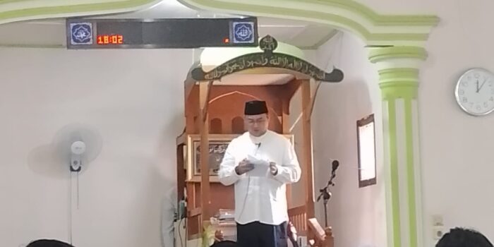 Erzaldi menjadi Khotib Jum’at di Desa Banyu Asin, Kecamatan Kelapa