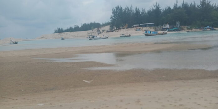 Sedimentasi Pasir di Muara Air Kantung Mengganggu Aktivitas Perahu Nelayan Saat ini Jadi Perhatian Serius PT Hartady Putra Bangka