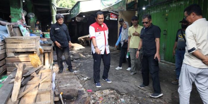 Pj Walikota Budi Utama Bersama Pedagang Bersihkan Pasar Pagi