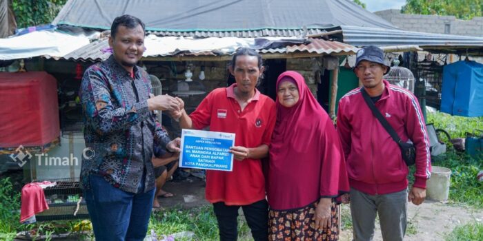 Nurhayati Tak Mampu Membendung Air Matanya saat Menerima Bantuan Biaya Pengobatan Cucunya dari PT Timah Tbk 