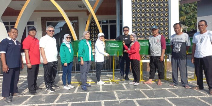 Jaga Kebersihan Lingkungan, PT Timah Serahkan Puluhan Tong Sampah untuk Warga Teluk Rubiah