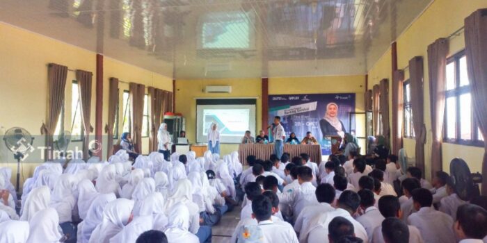 Peduli Pendidikan , PT Timah Serahkan Bantuan Laptop ke Pelajar SMA Negeri 1 Muntok