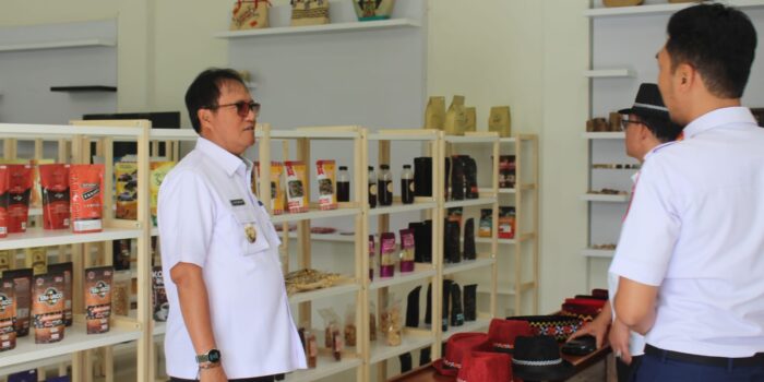 Pj Bupati Nukman Tinjau Gedung Promosi Sentra IKM di Kawasan Sekuting Lampung Barat