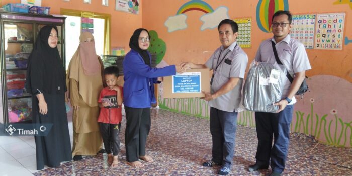 Dukung Pendidikan, PT Timah Serahkan Laptop ke TK Pelangi Desa Baskara Bakti