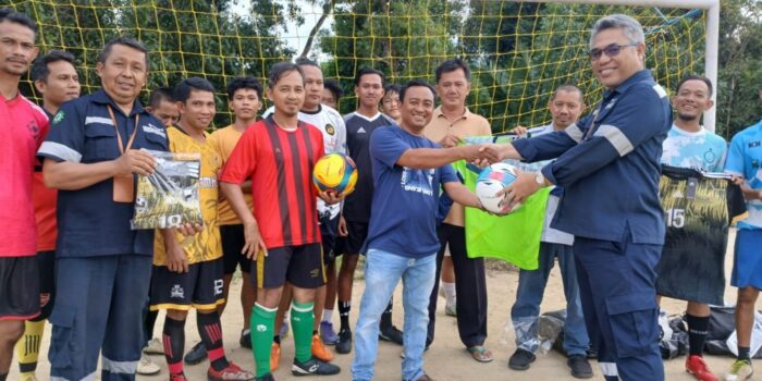 PT Timah Serahkan Bantuan Saran Olahraga Kepada Tim Sepakbola ASPAJA 