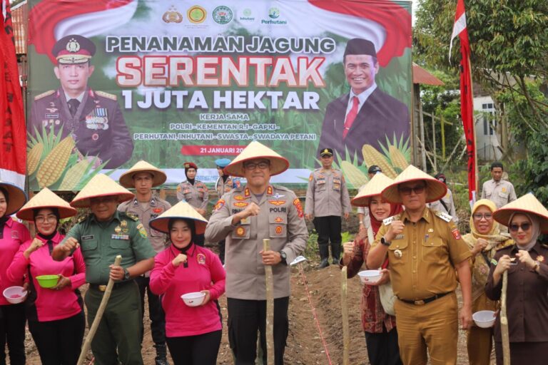 Dukung Program Swasembada Pangan, Pj Bupati Nukman Lakukan Tanam Jagung 1 Juta Hektar
