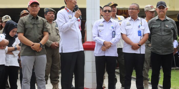 Asisten II  Bidang Administrasi Umum Lambar Sambut Ribuan Tenaga Honorer Yang Melakukan Aksi Damai