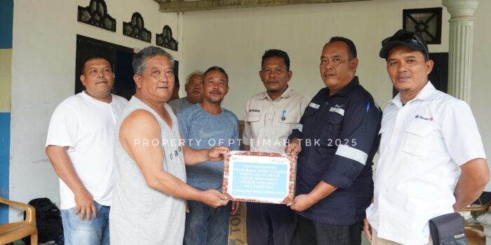 Momen Imlek 2025, PT Timah Berikan Bantuan Mesin Tempel Ke Ajam Salah satu Nelayan