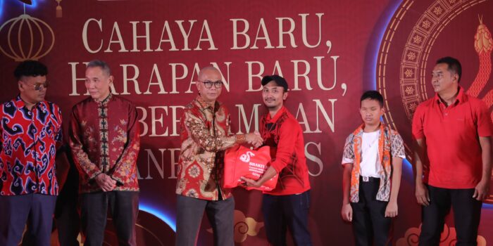 Perayaan Ekaristi Imlek, Pastor Paroki Paroki Bernadeth Bagikan Angpau dan Jeruk Ke Seluruh Umat Yang Hadir 