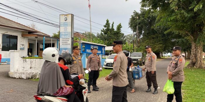 Momen Bulan Suci Ramadhan, Polres Bangka Barat Bagi-bagi Takjil Ke Warga dan Pengguna Jalan