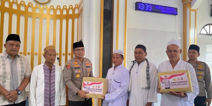 Polres Bangka Barat Gelar Jumat Curhat dan Berbagi Bansos Polri Ramadhan di Masjid Al-Ikhlas Pal 2 Mentok