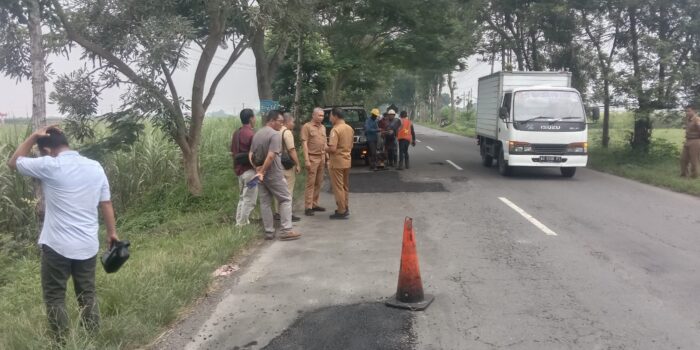 Wakil Bupati Ahmad Baharudin Tinjau Perbaikan Jalan , Pastikan Kelancaran Arus Mudik Selama Periode lebaran