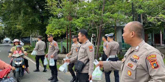 Polres Bangka Barat Bagi-bagi Takjil Ke Warga dan Pengguna Jalan
