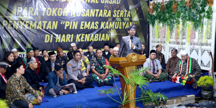 Budayawan, Seniman, Bupati, Romo, Kapolres hingga Anggota DPD RI Raih “Pin Emas Kamulyan”