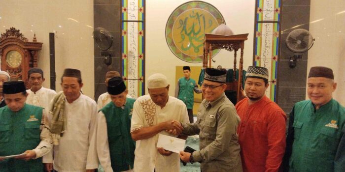 Safari Ramadhan, Akhmad Subekti Serahkan Santunan ke Kaum Dhuafa di Masjid Raya Tua Tunu