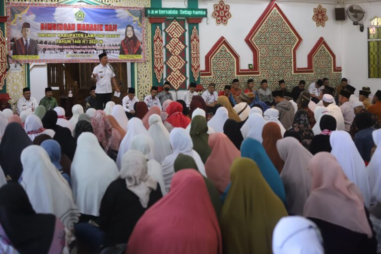 Saat Membuka Bimbingan Manasik Haji, Bupati Parosil Mabsus Minta Jamaah Ikuti Dengan Serius