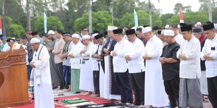 Eddy Iskandar Menunaikan Salat Idul Fitri di Halaman Kantor Gubernur Babel
