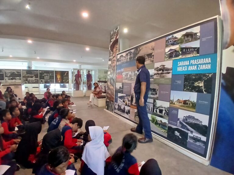Puluhan Siswa SDN 04 Muntok Antusias Belajar di Musium Timah